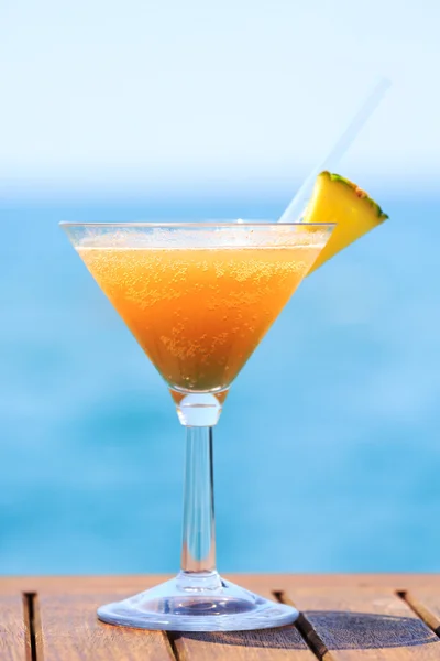 Concept of tropical vacation. Exotic cocktail on the pier. Luxur — Stockfoto