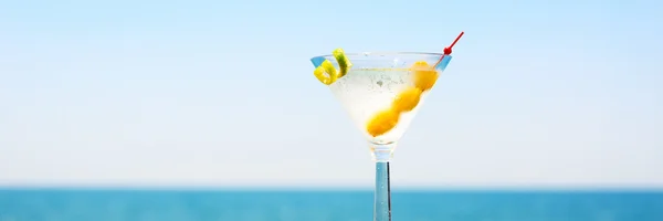 Copo de martini bianco no cais de madeira. Conceito de va de verão — Fotografia de Stock