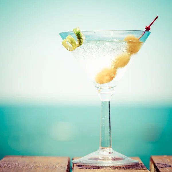 Un vaso de martini bianco en el muelle de madera. Concepto de verano va — Foto de Stock