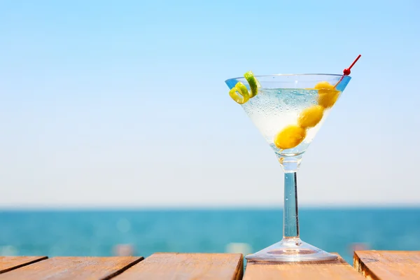 Un vaso de martini bianco en el muelle de madera. Concepto de verano va — Foto de Stock