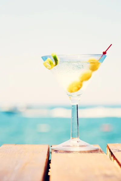 Glass of martini bianco at the wooden pier. Concept of summer va — ストック写真