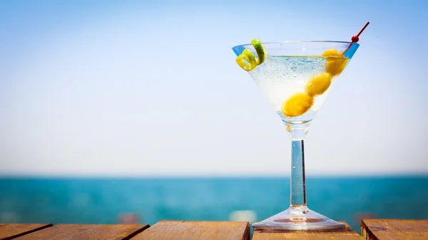 Un vaso de martini bianco en el muelle de madera. Concepto de verano va — Foto de Stock