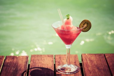 Çilek Daiquiri kokteyl ahşap iskele donmuş. Kavramı 