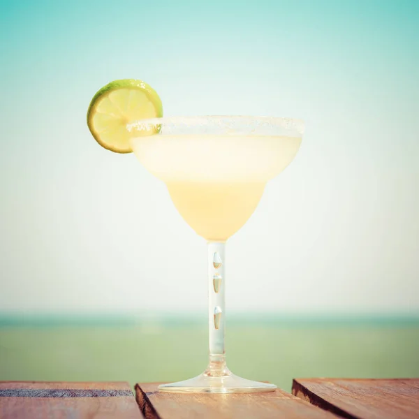 Margarita cocktail på träpiren. Begreppet klassisk drink. — Stockfoto