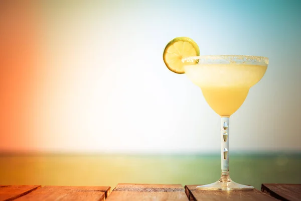 Margarita Cocktail Träpiren Begreppet Klassisk Drink Semester Bakgrund Horisontell Tonar — Stockfoto