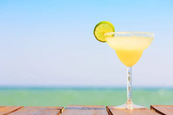 Cocktail Margarita sul molo di legno. Concetto di bevanda classica . — Foto Stock