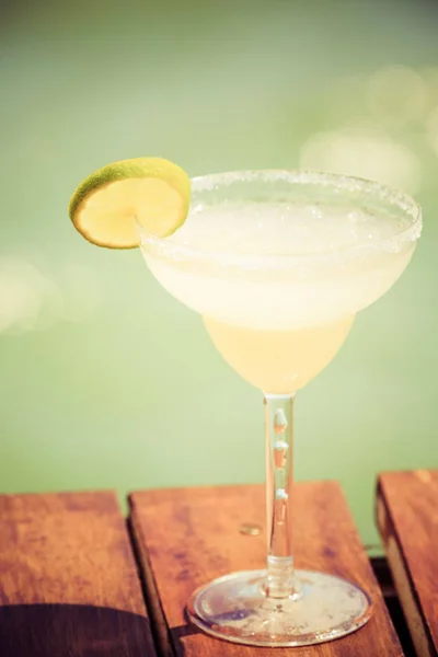 Cocktail Margarita no cais de madeira. Conceito de bebida clássica . — Fotografia de Stock