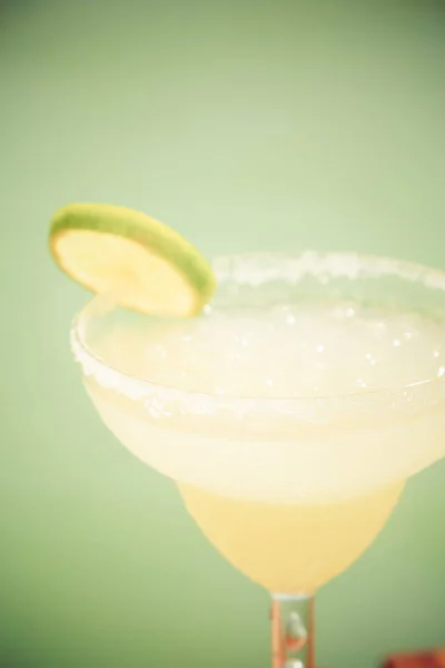 Margarita cocktail på träpiren. Begreppet klassisk drink. — Stockfoto