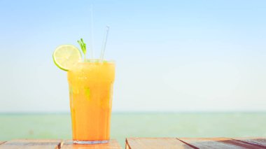 Mango mojito ahşap iskele üzerinde. Lüks Tropikal vaca kavramı