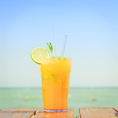 Mango mojito ahşap iskele üzerinde. Lüks Tropikal vaca kavramı