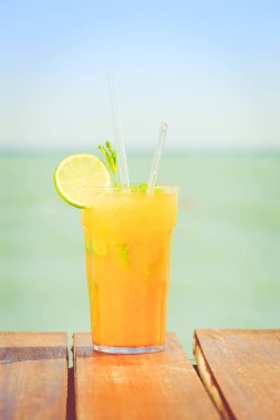 Mango mojito ahşap iskele üzerinde. Lüks Tropikal vaca kavramı