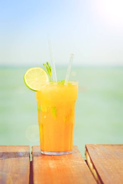 Mango mojito ahşap iskele üzerinde. Lüks Tropikal vaca kavramı