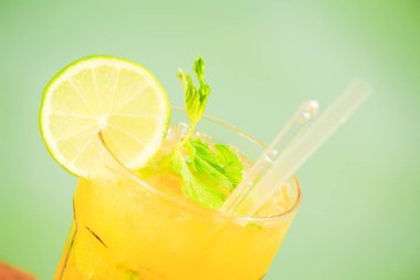 Mango mojito ahşap iskele üzerinde. Lüks Tropikal vaca kavramı