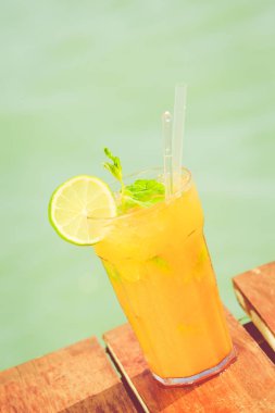 Mango mojito ahşap iskele üzerinde. Lüks Tropikal vaca kavramı