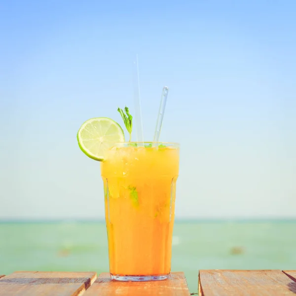 Mango mojito ahşap iskele üzerinde. Lüks Tropikal vaca kavramı — Stok fotoğraf