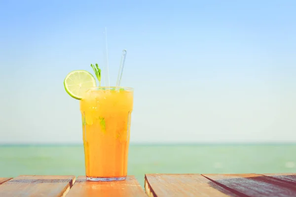 Mango-Mojito auf dem Holzsteg. Konzept des luxuriösen Tropenurlaubs — Stockfoto