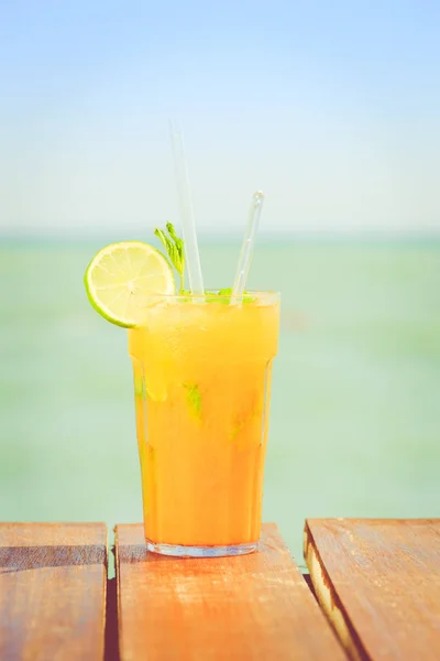 Mango mojito ahşap iskele üzerinde. Lüks Tropikal vaca kavramı — Stok fotoğraf