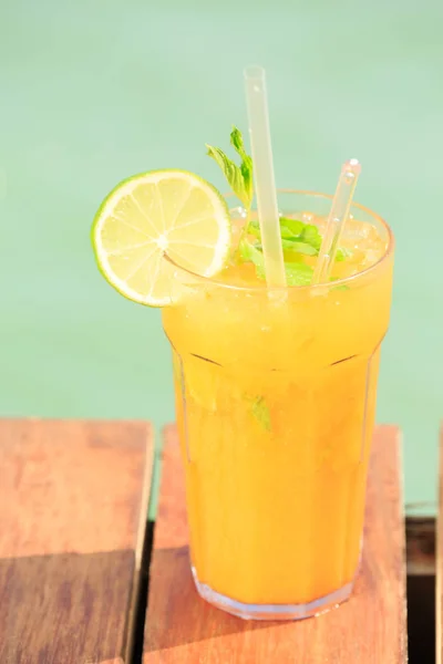 Mango mojito on the wooden pier. Concept of luxury tropical vaca — Stock Photo, Image