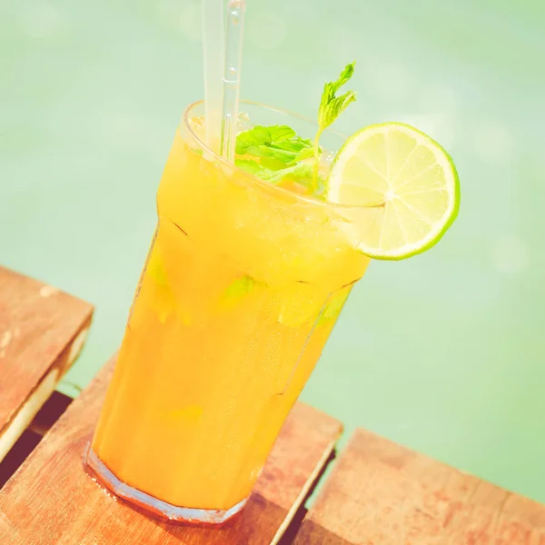 Mango mojito on the wooden pier. Concept of luxury tropical vaca — Stock Photo, Image