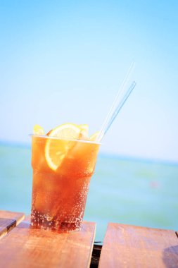 Lüks tatil tropikal kavramı. Bir Cuba Libre üzerinde kokteyl 
