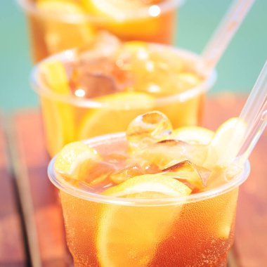 Lüks tatil tropikal kavramı. Üç Cuba Libre kokteyller 