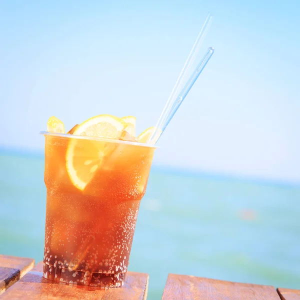 Lüks tatil tropikal kavramı. Bir Cuba Libre üzerinde kokteyl 