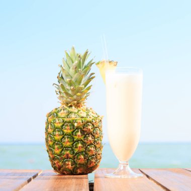 Pina colada deniz iskelede çam apple ile kokteyl. Kavramı
