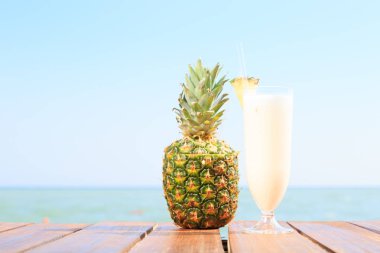 Pina colada deniz iskelede çam apple ile kokteyl. Kavramı