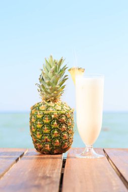 Pina colada deniz iskelede çam apple ile kokteyl. Kavramı