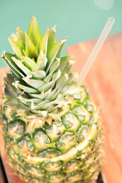 Exotic cocktail in the pineapple. Sea pier. Concept of luxury va — Stock Photo, Image