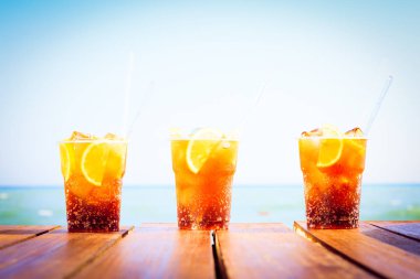 Lüks tatil tropikal kavramı. Üç Cuba Libre kokteyller 