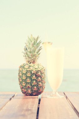 Pina colada deniz iskelede çam apple ile kokteyl. Kavramı