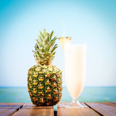 Pina colada deniz iskelede çam apple ile kokteyl. Kavramı