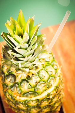 Ananas egzotik kokteyl. Deniz iskelesi. Lüks kavramını va