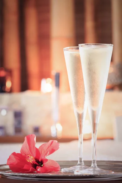 Zwei Gläser Champagner mit roten Blüten in der Nähe des Whirlpools. Valentin — Stockfoto