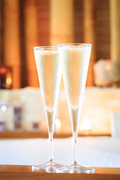 Dos copas de champán cerca del jacuzzi. Fondo de San Valentín. Ro. —  Fotos de Stock