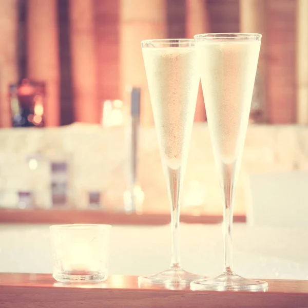 Dos copas de champán con vela cerca de jacuzzi. San Valentín ba —  Fotos de Stock