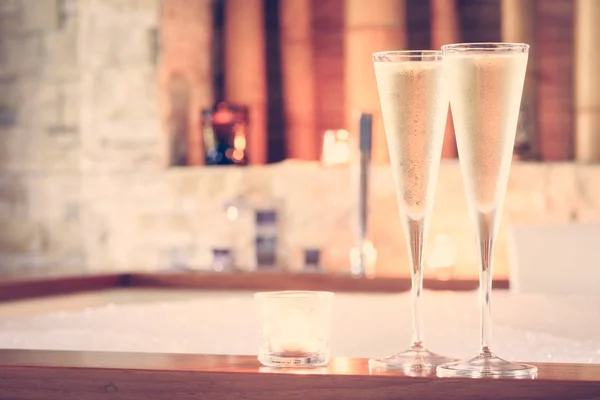 Dos copas de champán con vela cerca de jacuzzi. San Valentín ba — Foto de Stock