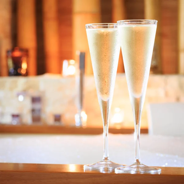 Två glas champagne nära jacuzzi. Alla hjärtans bakgrunden. Ro — Stockfoto