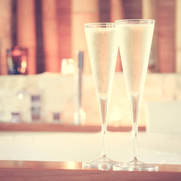 Twee glazen van champagne in de buurt van jacuzzi. Valentines achtergrond. Ro — Stockfoto