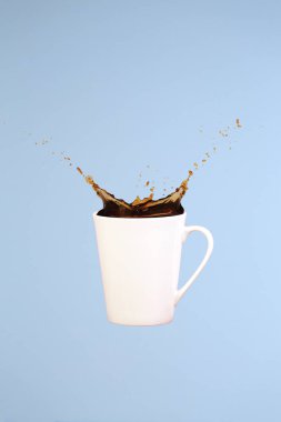 Kahve kavramı. Minimal sanat. Düz arka plan. Kahve sıçraması. 