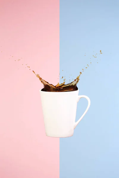 コーヒーのコンセプトです。ミニマル ・ アート。純色の背景。コーヒーこぼしたり. — ストック写真