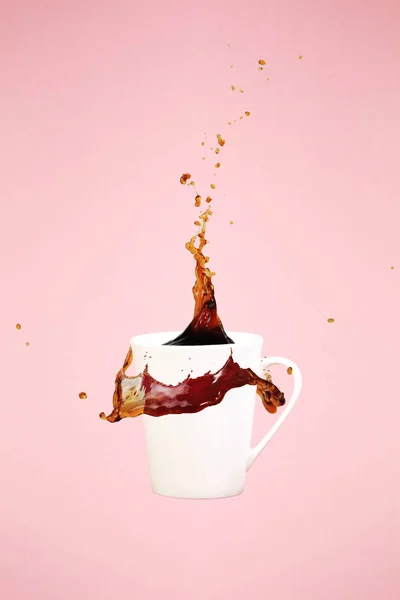 Concepto de café. Arte mínimo. Fondo sólido. Salpicaduras de café . — Foto de Stock