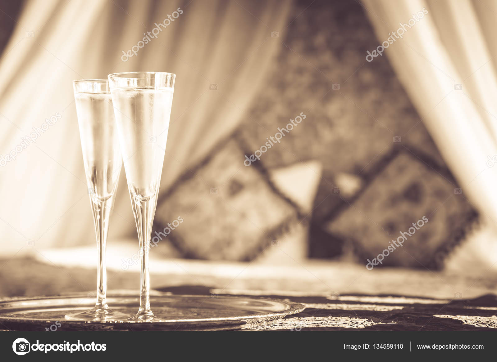 İki şampanya bardağı arka oryantal gölgelik yatak ile