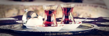 İki Türk çay ve Türk lokumu oryantal gölgelik ile