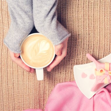 Kahve latte sanat ile tutan kız. Sevgililer günü ve le