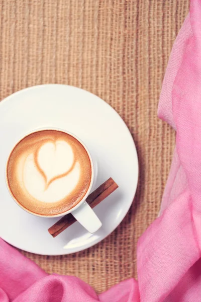 Pembe eşarp ile kahve. Sevgililer kavramı. Rustik tarzı. Düz l — Stok fotoğraf