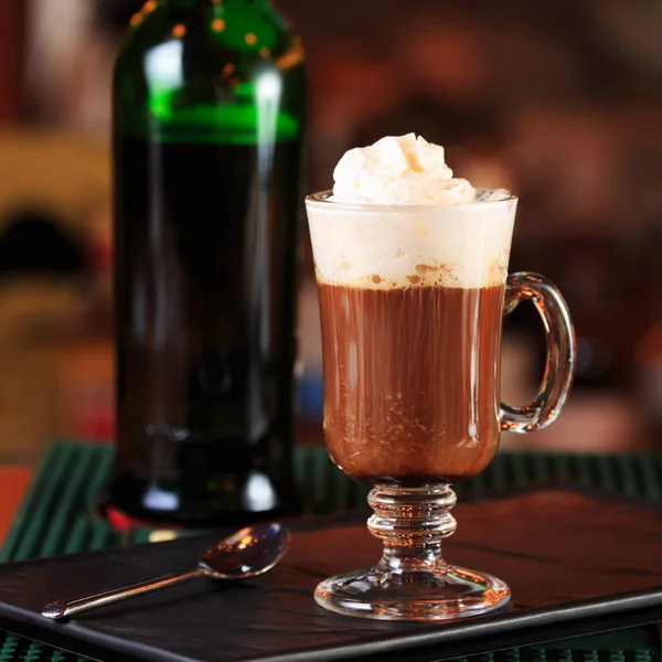Irish coffee i en bar. Begreppet St Patrick holiday. Holiday ba — Stockfoto