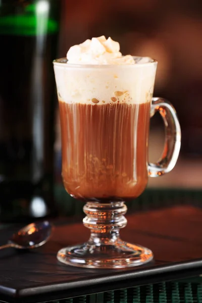 Irish coffee i en bar. Begreppet St Patrick holiday. Holiday ba — Stockfoto