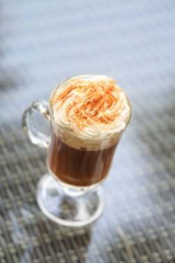 Açık bir barda İrlandalı kahve. St Patrick tatil kavramı. H